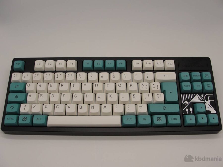 Keycaps español perfil XDA. En colores blanco roto y agua marina. Sobre un teclado negro ISO-TKL.