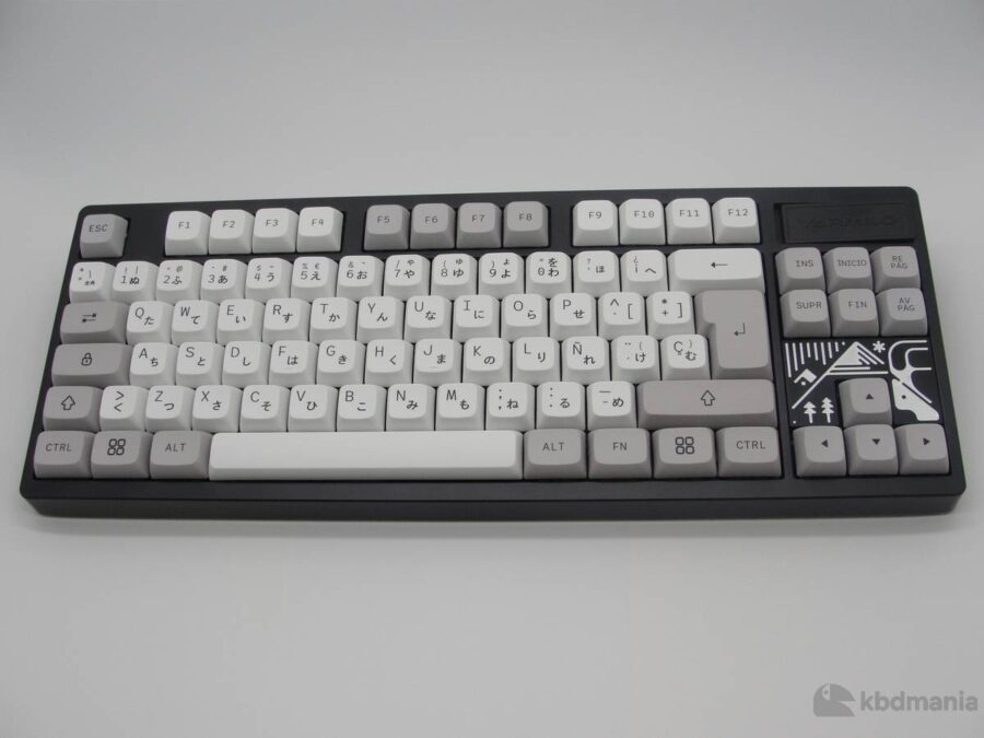 Set de keycaps español XDA ISO. En colores blanco y gris. Con caracteres en japonés. Sobre un Teclado negro ISO-TKL.