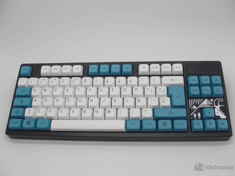 Keycaps español ISO perdil XDA. En colores blanco roto y azul cielo. Sobre un teclado negro ISO-TKL.