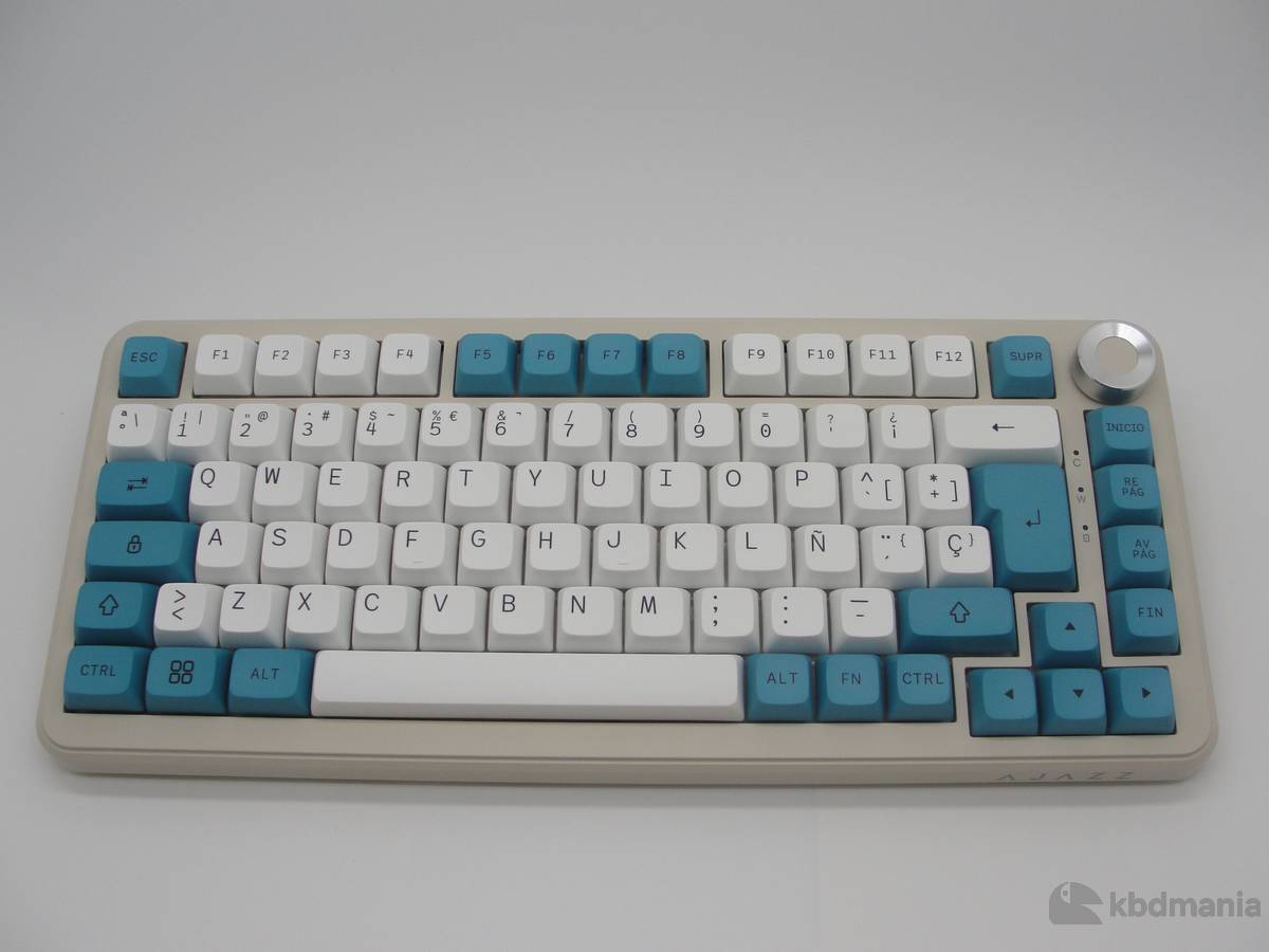Keycaps español ISO perdil XDA. En colores blanco roto y azul cielo. Sobre un teclado beige ISO-75%