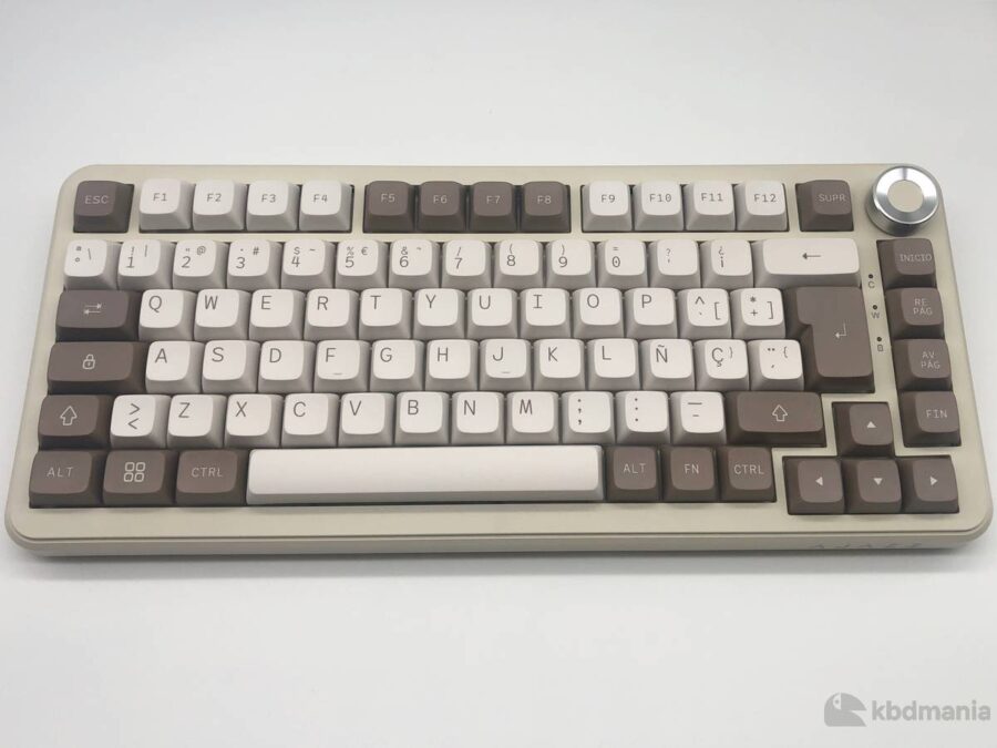 Keycaps español XDA, en colores blanco roto y piedra. Sobre un teclado beige ISO-75%.